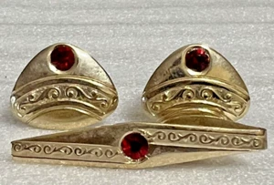 VINTAGE CUFFLINKS AND TIE CLASP SET GOLD TONE WITH RED RHINESTONE - Picture 1 of 14