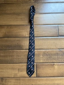 Corbata vintage con motivo de seda hecha en Inglaterra diseño de escudo azul blanco y rojo - Imagen 1 de 3