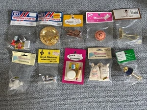 10 mini piezas de colección para casa de muñecas Westrim lámpara para pastel comestibles servicio de té Colt 45 nuevas - Imagen 1 de 11