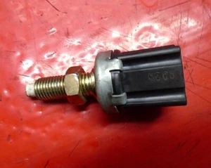 01-03 LUZ DE PEDAL DE FRENO TOYOTA PRIUS INTERRUPTOR BOTÓN FABRICANTE DE EQUIPOS ORIGINALES - Imagen 1 de 3