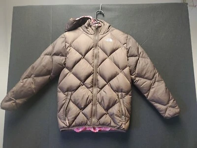 Chaqueta acolchada reversible The North Face Girls MD marrón rosa a cuadros con capucha Foto 1 de 4