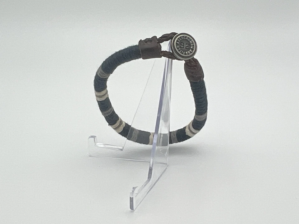 Pulsera tejida y de cuero con cierre de botón de marca Abercrombie & Fitch para hombre Foto 1 de 4