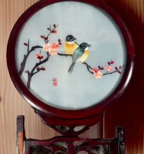 BESTICKTER SIEBDRUCK rund 2-seitig 9" Love Birds Redwood drehbarer Ständer LESEN!! - Bild 1 von 12