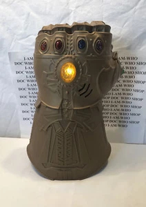 MARVEL 2017 ORO THANOS PUÑO INFINITO GUERRA GUANTE HASBRO LUZ SFX - Imagen 1 de 5