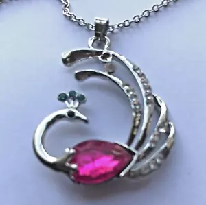 Neue modische 17" Halskette, rosa Körper, blau gekrönter Pfau an einer Kette - Bild 1 von 3