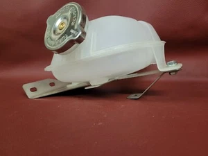 Serbatoio espansione radiatore Aston Martin AMV8 Classic nuovo e staffa e tappo inox - Foto 1 di 2
