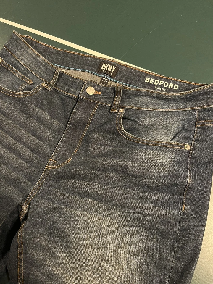 Pantalones de mezclilla para hombre DKNY Bedford calce ajustado lavado oscuro 36 X 30 elásticos cónicos Foto 1 de 4