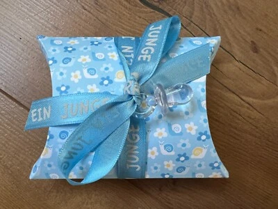 Pillowbox mit Schleife zur Geburt Junge Geschenkbox Verpackung Faltschachtel - Bild 1 von 2