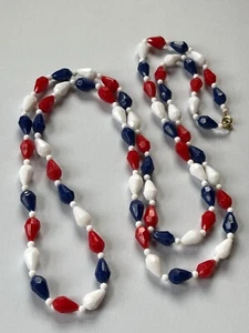 Vintage lungo rosso bianco e blu sfaccettato a goccia e piccolo tondo perline di plastica Patriot - Foto 1 di 7