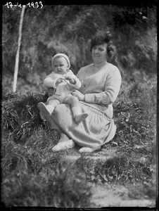 Plate Glass Photo Antique Negative Black and White 9x12 CM Woman Child French - Photo 1 sur 2