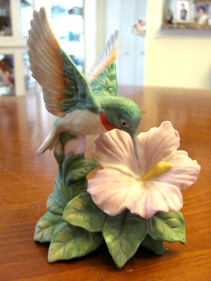 BEAUTIFUL HOMCO HUMMINGBIRD PINK GREEN PORCELAIN LG FLOWER & LEAVES FIGURINE EXC - Image 1 of 4