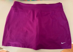 Nike M Púrpura GOLF Falda Deportiva Desmontable Spandex Pantalones Cortos Conjunto Bolsillo con Cremallera Usado en Excelente Condición - Imagen 1 de 9
