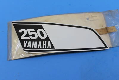 NOS YAMAHA 1974-1976 DT250 DT360 DT400 TANQUE IZQUIERDO CALCOMANÍA PARTE # 498-24245-00-00 Foto 1 de 4