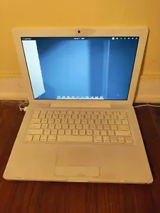 Apple MacBook A1181 13.3" Laptop Intel Core 2 Duo 2.4 Ghz 3 GB RAM Elementary OS - Picture 1 of 6