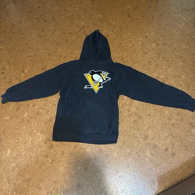 Sudadera con capucha Pittsburgh Penguins en muy buen estado. Logo retro en la parte delantera. Talla pequeña. Foto 1 de 4