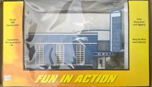 MTH 30-9040 GreyHound Bus Station, passenger loading area, and GH bus included. - Picture 1 of 2
