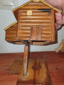 Casita de madera con cajón escondido - Imagen 1 de 11