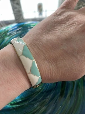 Brazalete Fornash tono turquesa y esmalte blanco abrazadera con bisagras tono dorado nuevo sin etiquetas Foto 1 de 4
