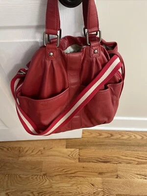 Bolsa tiracolo Marc Jacobs estilo balde couro vermelho bolsos laterais 12 X12” - Imagem 1 de 4