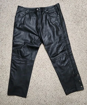 Pantalones de cuero Harley Davidson 5 bolsillos memes talla 40 puños abiertos a presión usados en excelente estado  Foto 1 de 4