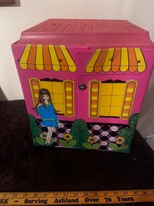 Vintage 1968 Mattel Barbie Mod Familienhaus Vinyl ausklappbarer Koffer mit Möbeln - Bild 1 von 8