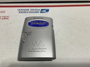 Radio Walkman Sony SRF-59 AM/FM Plateada con Clip para Cinturón Probado Funcionando - Imagen 1 de 6