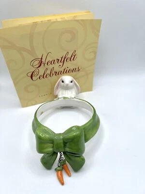 Valerie 蜡烛陶瓷领上衣复活节绿色白色兔子带悬垂胡萝卜 — 第 1/4 张图片