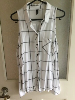 H&M cold shoulder blouse size 8  - Image 1 of 4