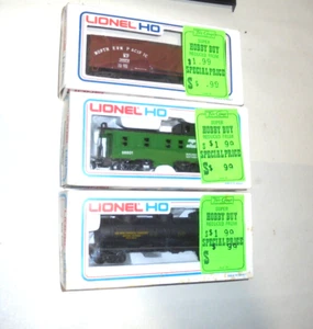 LIONEL 3 HO VINTAGE TRAIN FREIGHT CARS WITH BOXES - Picture 1 of 2
