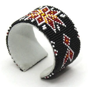 Brazalete de puño de flores con cuentas negro rojo blanco hecho a mano - Imagen 1 de 3