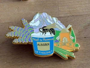 PINS PIN MIEL LAVANDE MONTAGNE ABEILLE BEE MOULIN   ARTHUS BERTRAND DORE - Picture 1 of 1