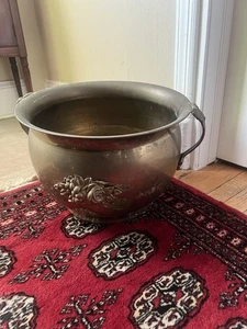 Großer Vintage Messing Übertopf Cachepot Löwenkopf Griffe Blumenrelief 12 Zoll - Bild 1 von 9