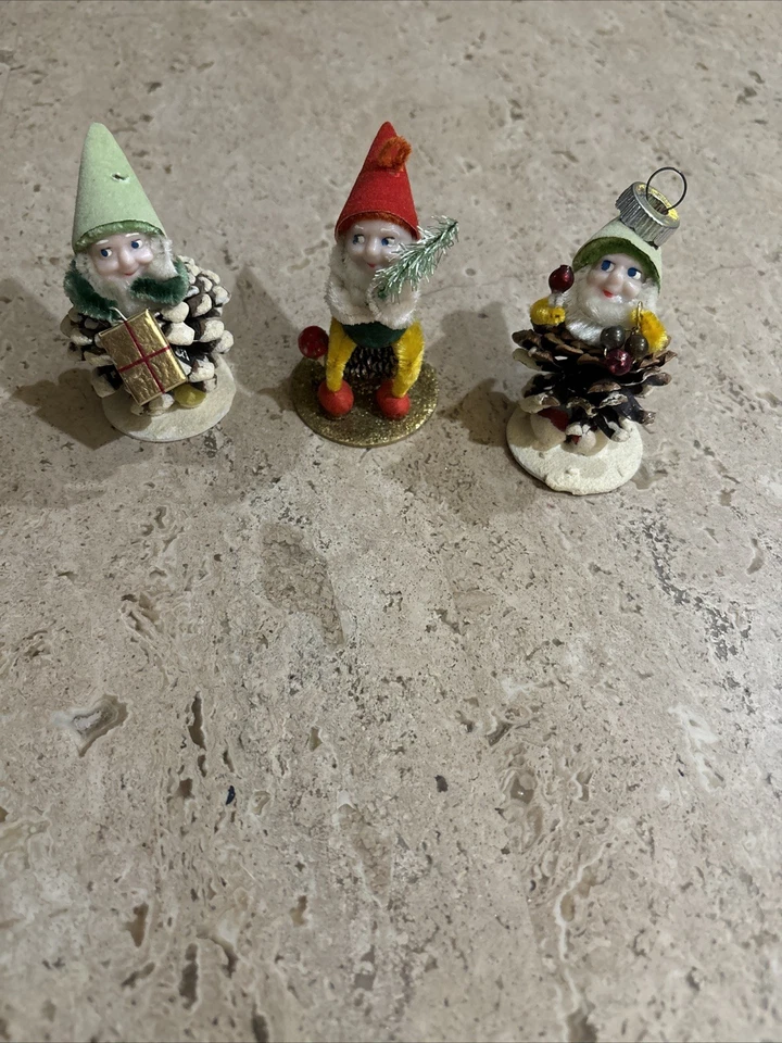 Juego de 3 Enanos de Navidad Brite Brillantes de Colección en Piñas  Foto 1 de 4