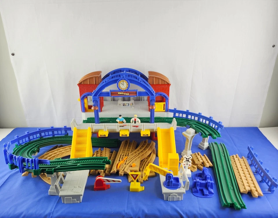Здание терминала Центрального вокзала Geotrax Fisher-Price с путями и дополнениями - Изображение 1 из 4
