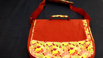 Bolso Mensajero Iota Chic para Laptop - Se Adapta a Laptop de Hasta 17" - Rojo - Escuela o Bebé Foto 1 de 4