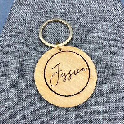 Llavero de madera con nombre "Jessica" grabado 3 pulgadas escritura personalizada regalo cursivo Foto 1 de 4