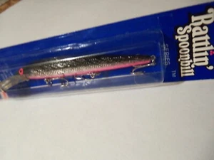 1 Rebel Rasseln ungelenkte Löffelbill Minnow Köder D22101 silber/schwarz/PB Neu in Verpackung - Bild 1 von 6