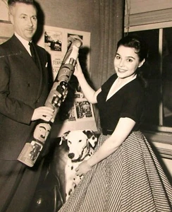 Foto de colección de los Ferrocarriles Nacionales Canadienses publicidad todavía tótem dálmata chica bonita - Imagen 1 de 4