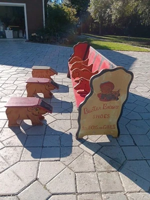 Banco de zapatería Buster marrón con taburetes de tres pies Foto 1 de 4