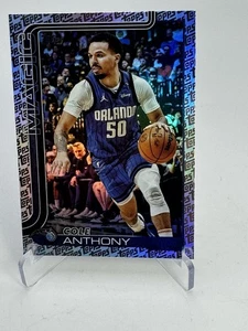 Tarjeta holográfica con logotipo exclusivo de fanáticos Cole Anthony #91 de baloncesto Topps 2025/26 - Imagen 1 de 2