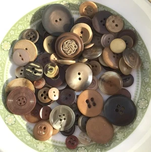 75g of Vintage Preloved Buttons in Assorted Shades of Brown Assortment 3 - Picture 1 of 2