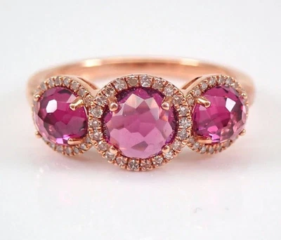 Alianza enchapada en oro rosa de 14 quilates con halo de corte redondo de 2,50 quilates de rubí rojo creado en laboratorio Foto 1 de 4