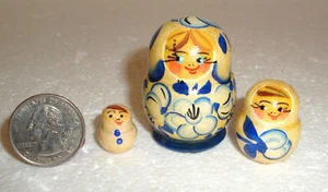 Beautiful Russian Nesting Doll ~3pc~1.75"~ VERY CUTE~HAND PAINTED~WHITE & BLUE - Picture 1 of 3