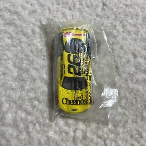 Cheerios #26 Betty Crocker Pop Secret Amarillo Die Cast Car NASCAR 1:64 Nuevo - Imagen 1 de 2