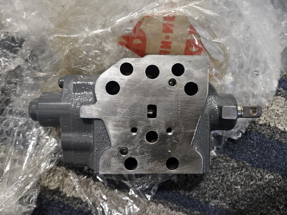 Válvula auxiliar Massey Ferguson Foto 1 de 4