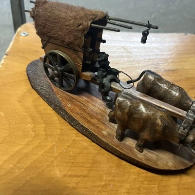 Petite Calèche en bois et laiton décorative avec ses boeufs ancien - Photo 1/4