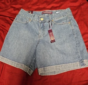 New Gloria Vanderbilt 6 Low Rise Straight Fit Short Aiden Fit Sacramento Wash - Picture 1 of 9