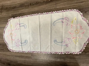 41x18 lila handbestickt Blumen Kommode Schal ~ Tischläufer ~ Häkelkante - Bild 1 von 2