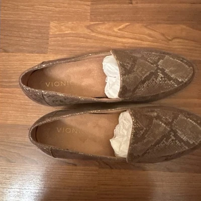 Nuevos cordones de gamuza con estampado de leopardo Vionic Foto 1 de 3