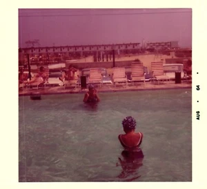 Foto vintage encontrada 1964 mujeres en trajes de baño gorras de baño en motel piscina - Imagen 1 de 2